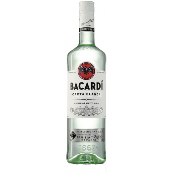 Flasche Bacardi Carta Blanca 700ml, ein Premium-weißer Rum mit einem klaren Inhalt, bekannt für seine Verwendung in klassischen Cocktails.