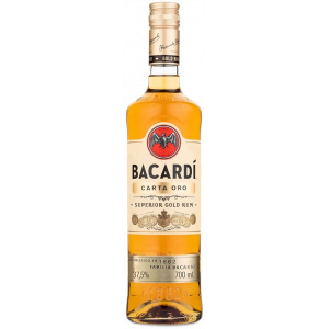 Flasche Bacardi Carta Oro 700ml, ein hochwertiger goldener Rum mit einer warmen bernsteinfarbenen Flüssigkeit, ideal für raffinierte Mischgetränke.