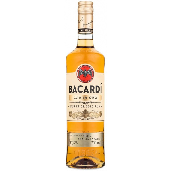 Flasche Bacardi Carta Oro 700ml, ein hochwertiger goldener Rum mit einer warmen bernsteinfarbenen Flüssigkeit, ideal für raffinierte Mischgetränke.