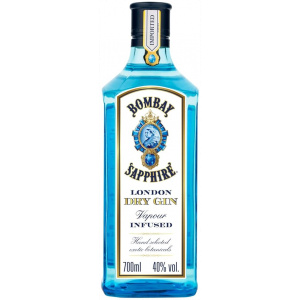 Flasche Bombay Sapphire London Dry Gin, bekannt für ihre auffällige blaue Flasche, das edle Etikett und den ikonischen Schriftzug „Vapour Infused“.
