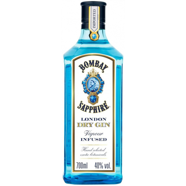 Flasche Bombay Sapphire London Dry Gin, bekannt für ihre auffällige blaue Flasche, das edle Etikett und den ikonischen Schriftzug „Vapour Infused“.