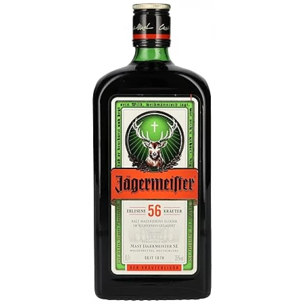 Flasche Jägermeister, ikonischer deutscher Kräuterlikör mit grünem Glas und dem charakteristischen Hirsch-Logo, bekannt für seinen kräftigen Geschmack aus 56 Kräutern und Gewürzen.