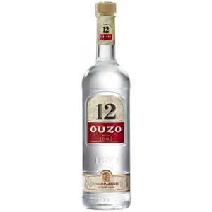 Flasche Ouzo 12 700ml, eine beliebte griechische Anisspirituose, bekannt für ihr elegantes Design mit roten und goldenen Details.