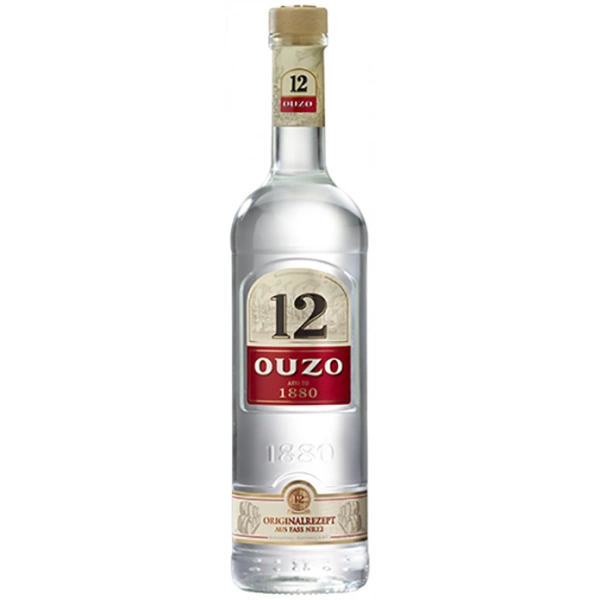 Flasche Ouzo 12 700ml, eine beliebte griechische Anisspirituose, bekannt für ihr elegantes Design mit roten und goldenen Details.