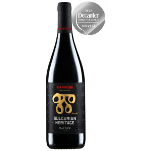 Weinflasche Bulgarisches Erbe (Bulgarian Heritage) Mavrud von Via Vinera, bulgarischer Rotwein mit Silbermedaille bei den Decanter Awards 2022, schwarzes Etikett mit goldener Verzierung