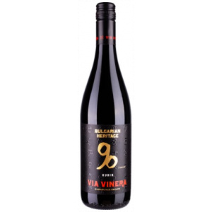 Weinflasche Bulgarisches Erbe (Bulgarian Heritage) Rubin von Via Vinera, bulgarischer Rotwein aus der Rebsorte Rubin, schwarzes Etikett mit goldener Verzierung