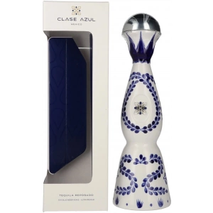 Clase Azul Reposado 0,7l, ein luxuriöser Premium-Tequila in einer handbemalten weißen Keramikflasche mit blauen Verzierungen, präsentiert neben der edlen Verpackung.