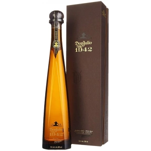 Don Julio 1942 Tequila Añejo 0,7l, ein Luxus-Tequila aus 100 % blauer Weber-Agave, präsentiert in einer eleganten bernsteinfarbenen Flasche mit passender hochwertiger Verpackung.