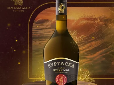 Burgaska Muskatova Rakia von Black Sea Gold Pomorie – edle bulgarische Traubenbrand-Spezialität mit 40 % Vol., präsentiert vor maritimer Kulisse.