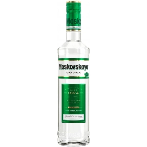 Flasche Moskovskaya Vodka, klassische russische Premium-Wodka-Marke mit grünem Etikett und kristallklarem Inhalt.