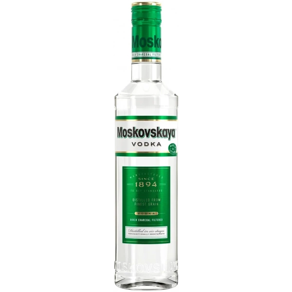 Flasche Moskovskaya Vodka, klassische russische Premium-Wodka-Marke mit grünem Etikett und kristallklarem Inhalt.