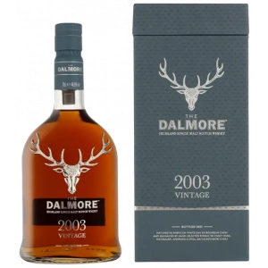 The Dalmore Vintage 2003 Single Malt Scotch Whisky 0,7l Flasche mit silbernem Hirsch-Emblem neben grüner Geschenkbox mit Jahrgangsangabe 2003